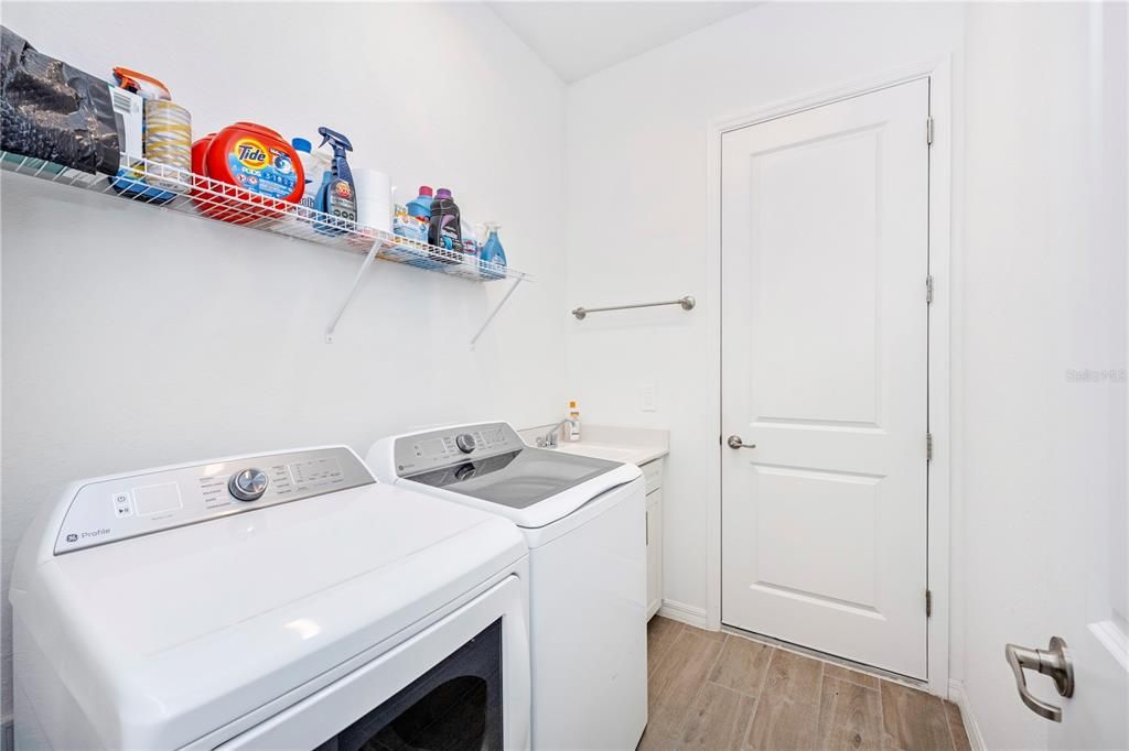 Interior, Washer, Wood Texture Flooring