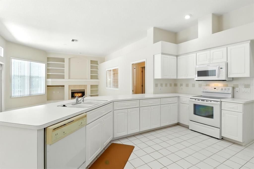 Fireplace, Interior, Kitchen, Recessed Lighting
