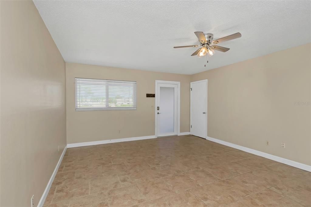 Empty room, Interior