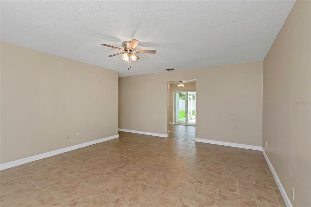 Empty room, Interior