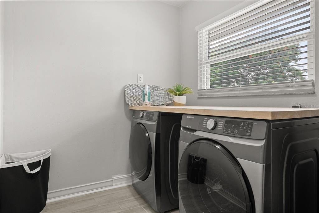 Interior, Washer, Wood Texture Flooring