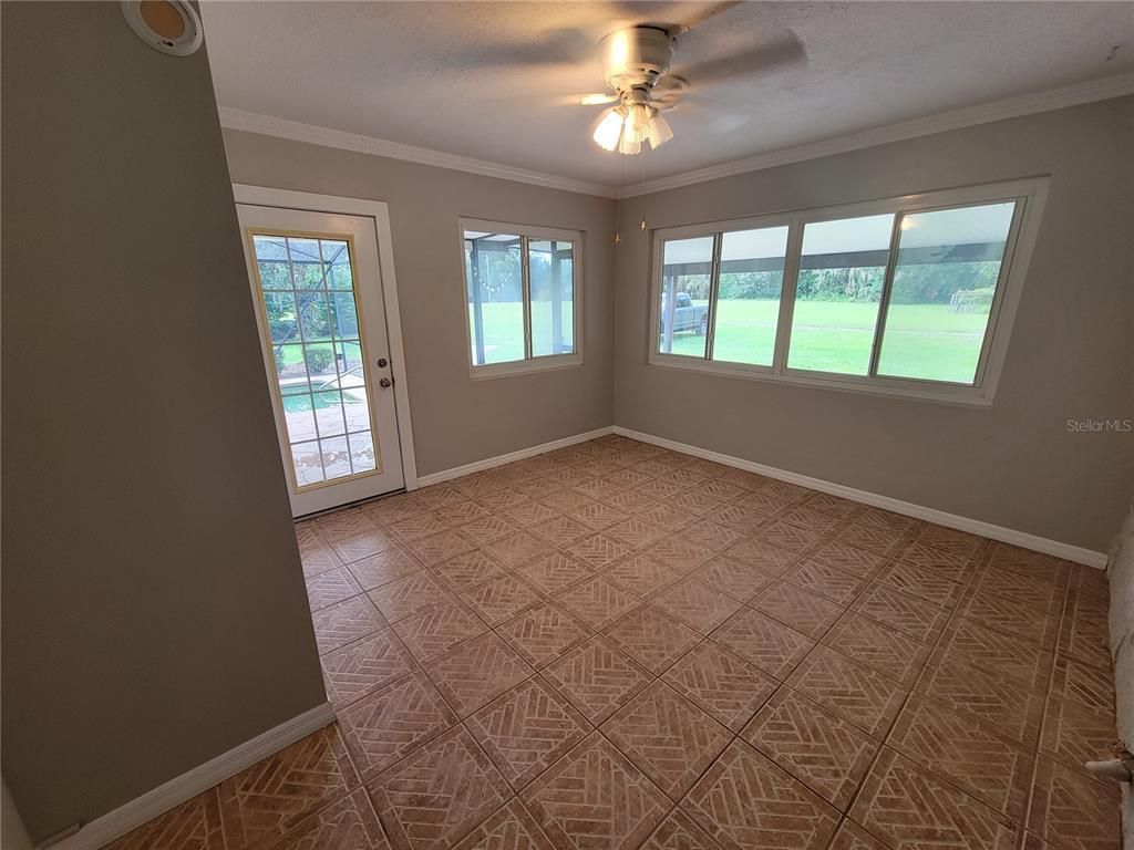 Empty room, Interior