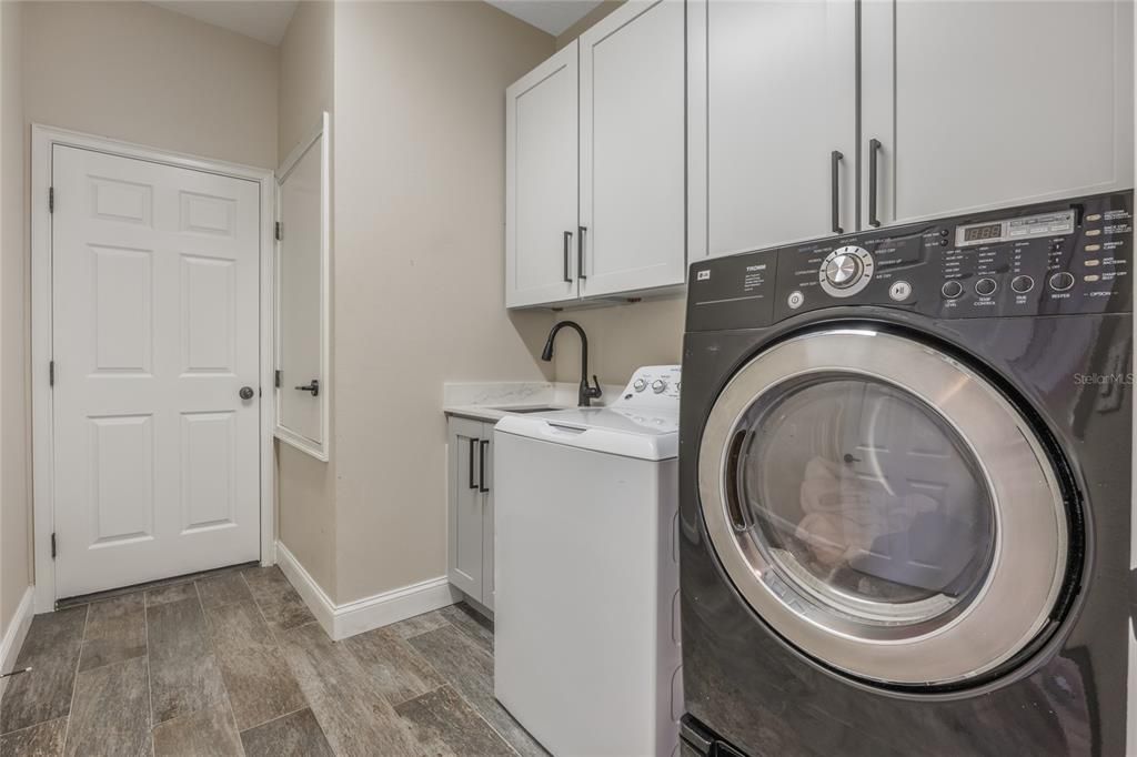 Interior, Washer, Wood Texture Flooring