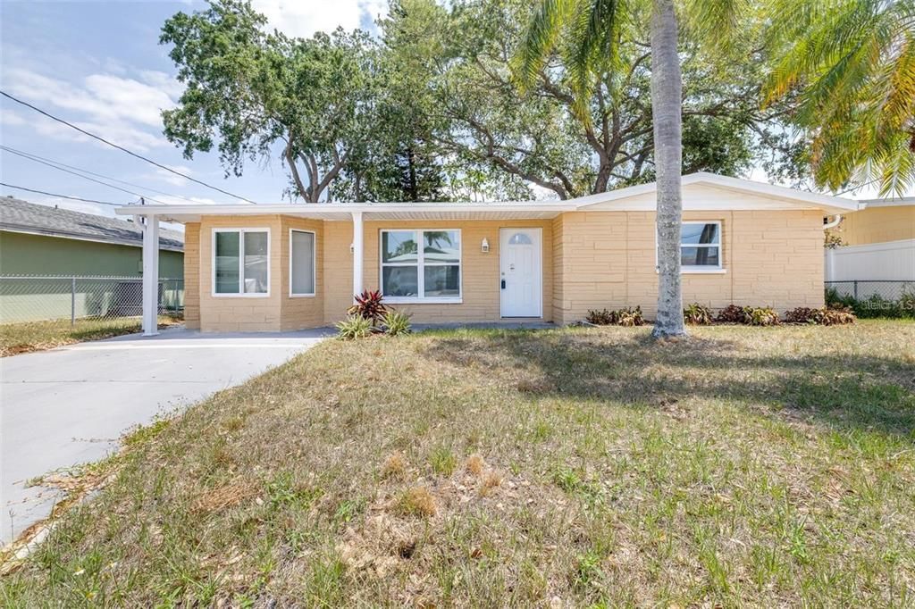 Exterior, Facade, Ranch