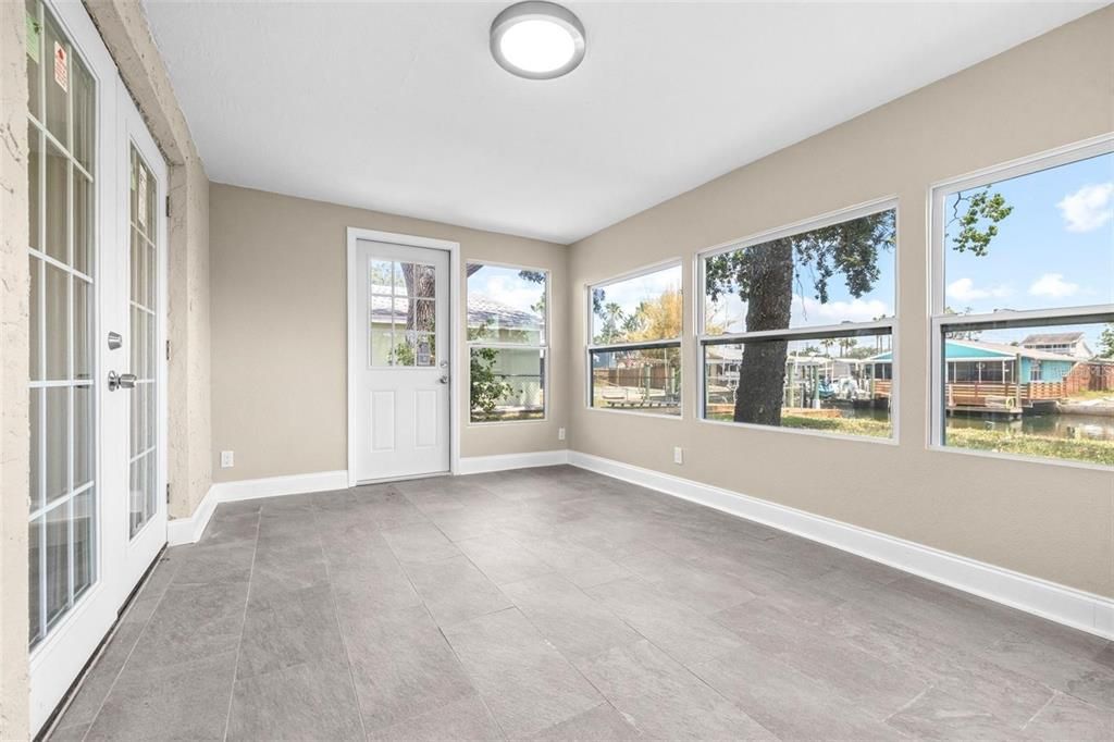 Empty room, Interior