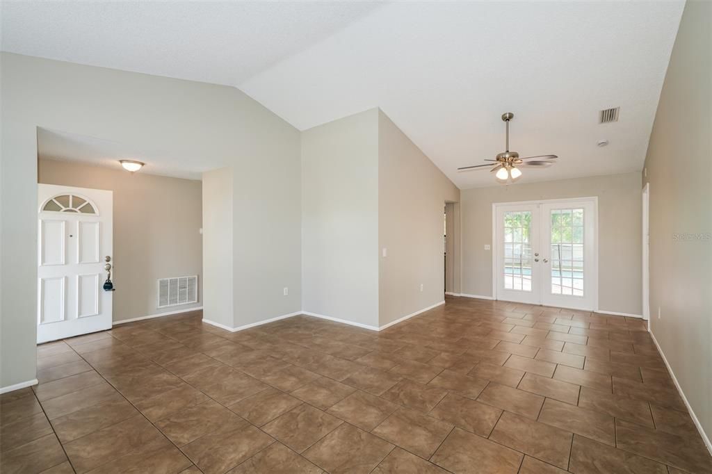 Empty room, Interior