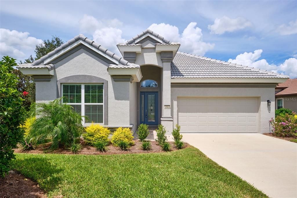Attached, Exterior, Facade, Mediterranean