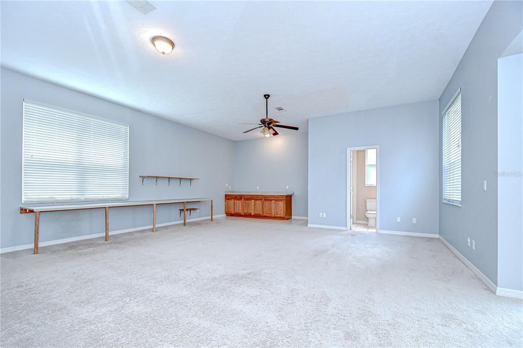 Empty room, Interior