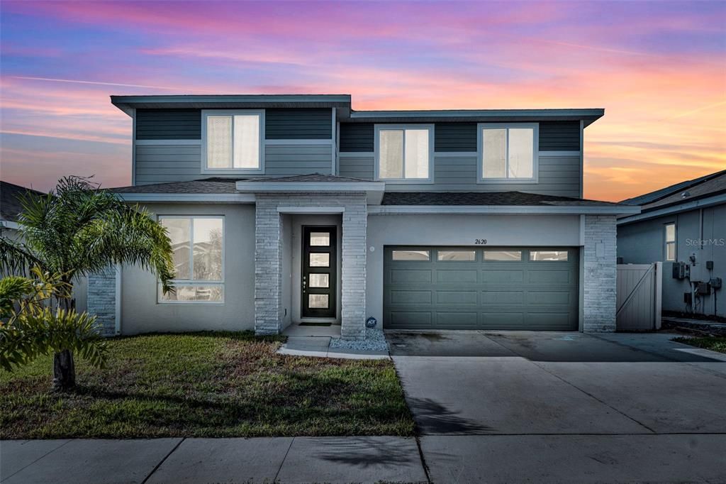 Attached, Exterior, Facade, Modern