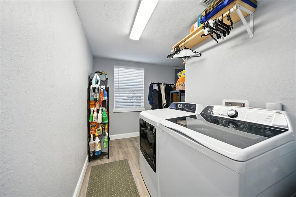 Interior, Washer, Wood Texture Flooring
