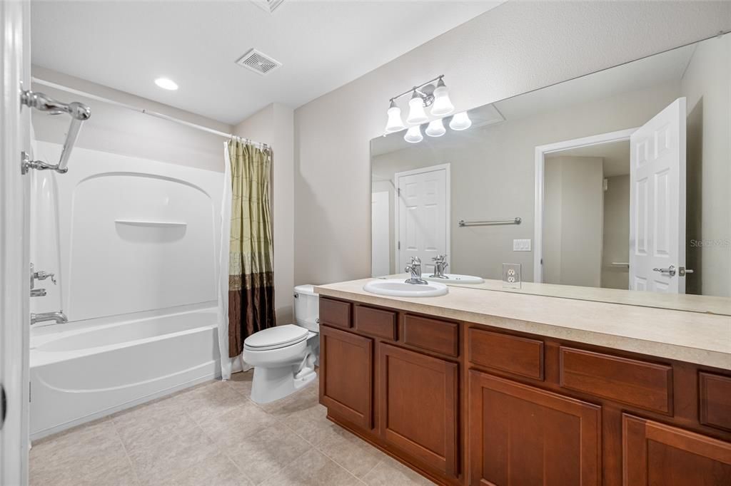 Bathroom, Dual Sink Vanities, Interior, Recessed Lighting