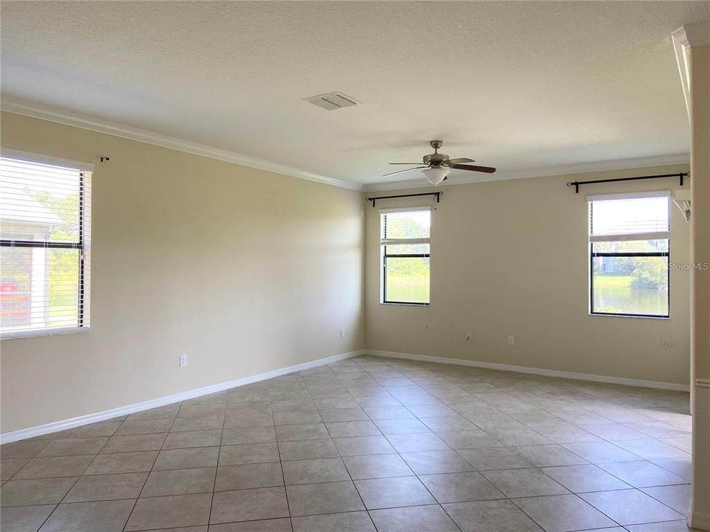 Empty room, Interior