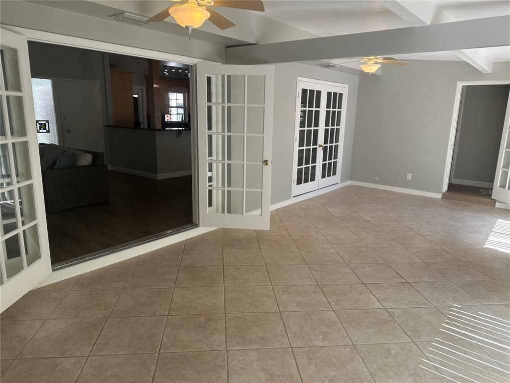 Empty room, Interior
