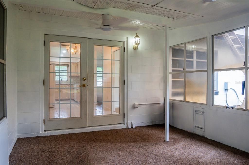 Empty room, Interior