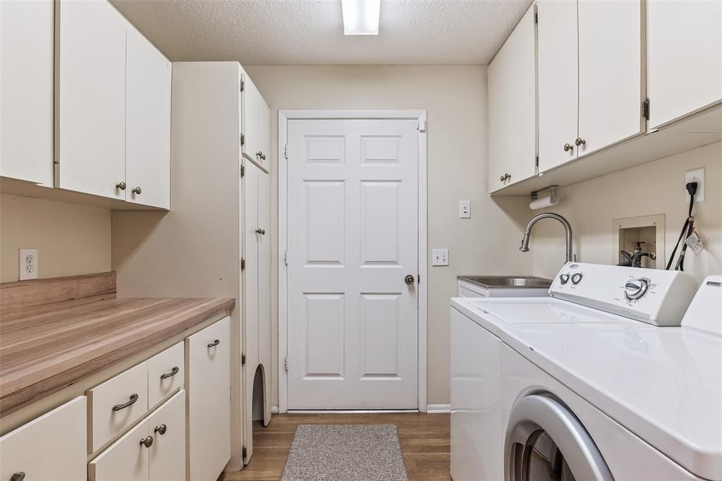 Interior, Washer, Wood Texture Flooring