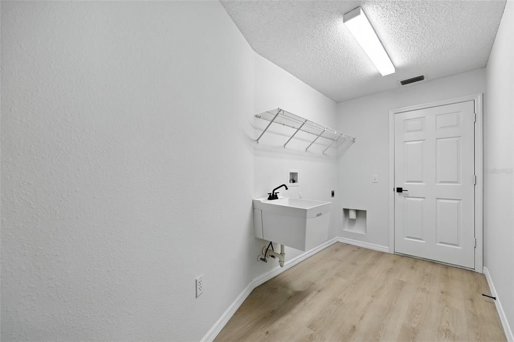 Interior, Walk-in Closets, Wood Texture Flooring