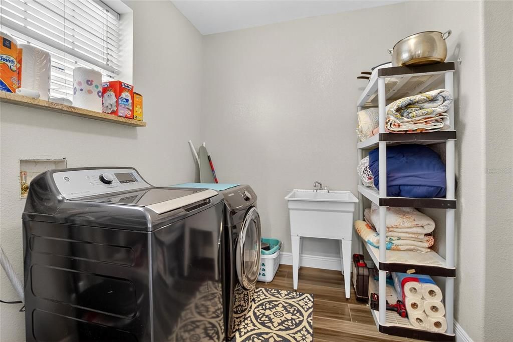 Interior, Washer, Wood Texture Flooring