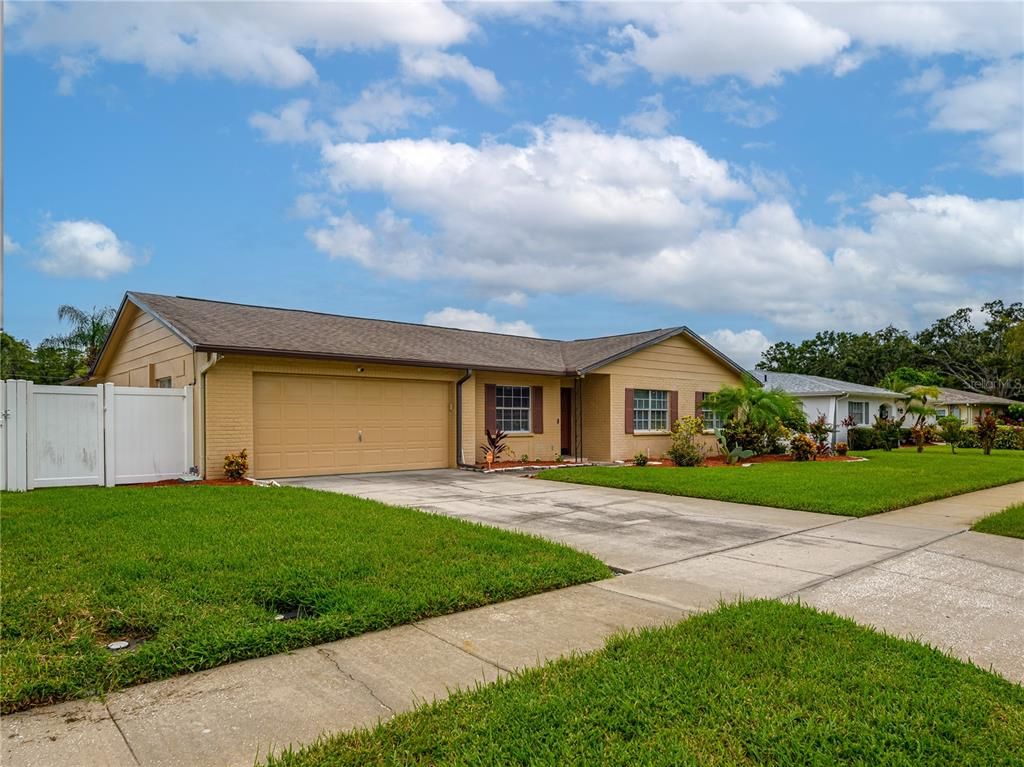 Attached, Exterior, Facade, Ranch