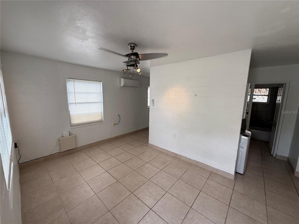 Empty room, Interior