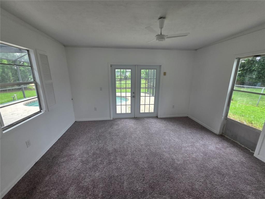 Empty room, Interior