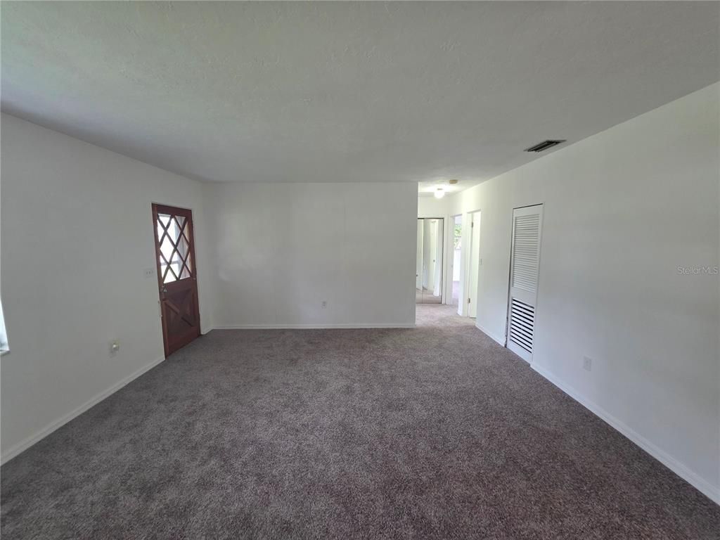 Empty room, Interior