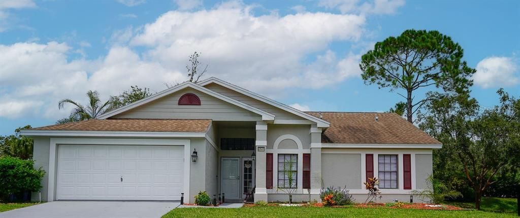 Attached, Exterior, Facade, Brick Traditional