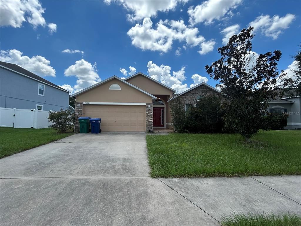 Attached, Exterior, Facade, Ranch