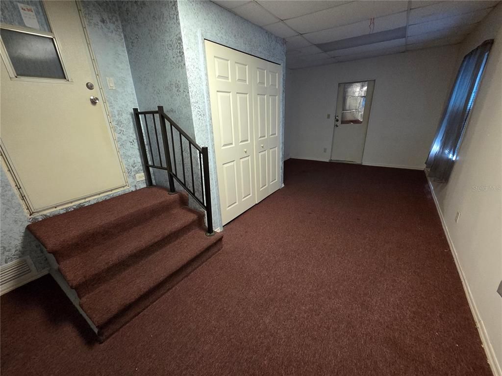 Empty room, Interior