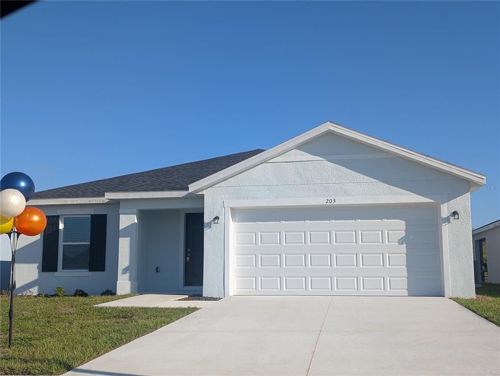 Attached, Exterior, Facade, Ranch