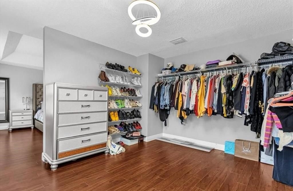 Interior, Walk-in Closets, Wood Texture Flooring