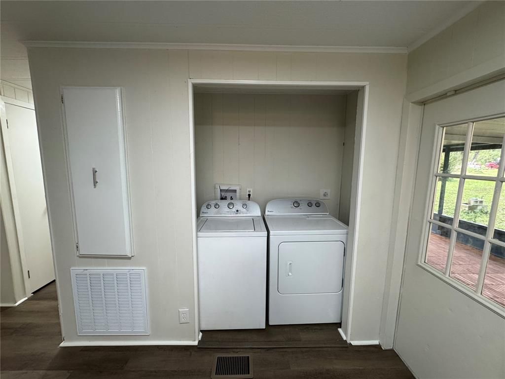 Interior, Utility Closets, Washer, Wood Texture Flooring