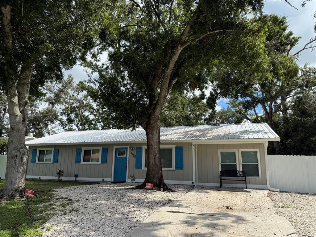 Exterior, Facade, Ranch