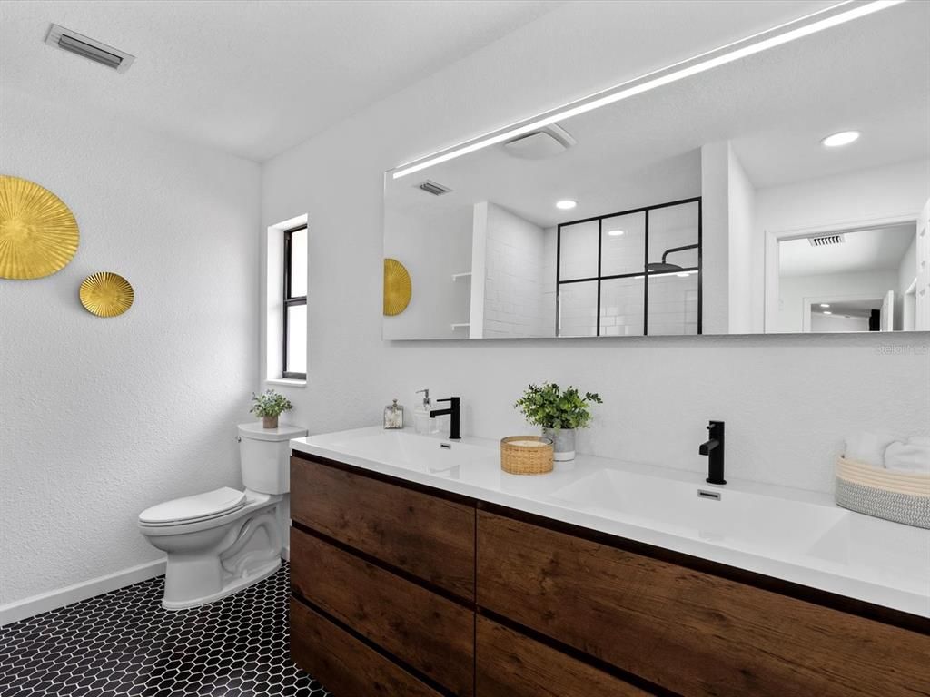 Bathroom, Dual Sink Vanities, Interior, Recessed Lighting