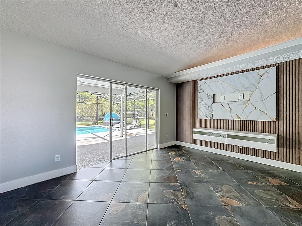 Empty room, Interior