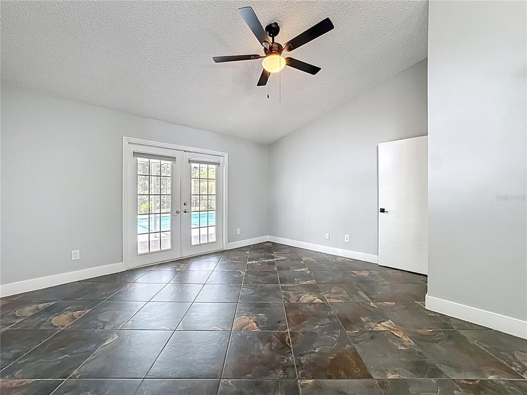 Empty room, Interior