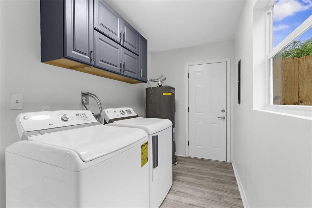 Interior, Washer, Wood Texture Flooring