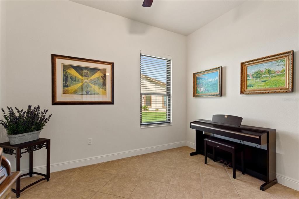 Interior, Piano