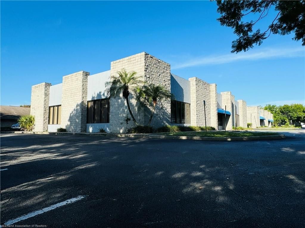 Exterior, Facade, Modern