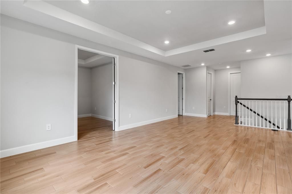 Empty room, Interior, Recessed Lighting, Wood Texture Flooring