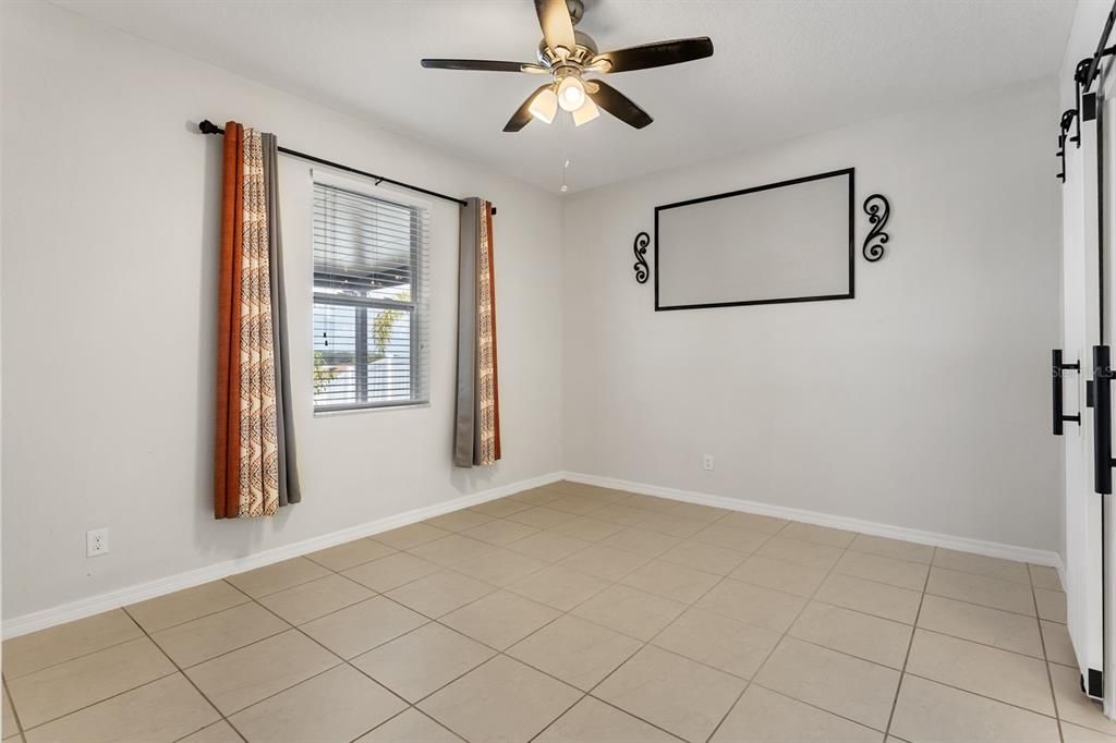 Empty room, Interior