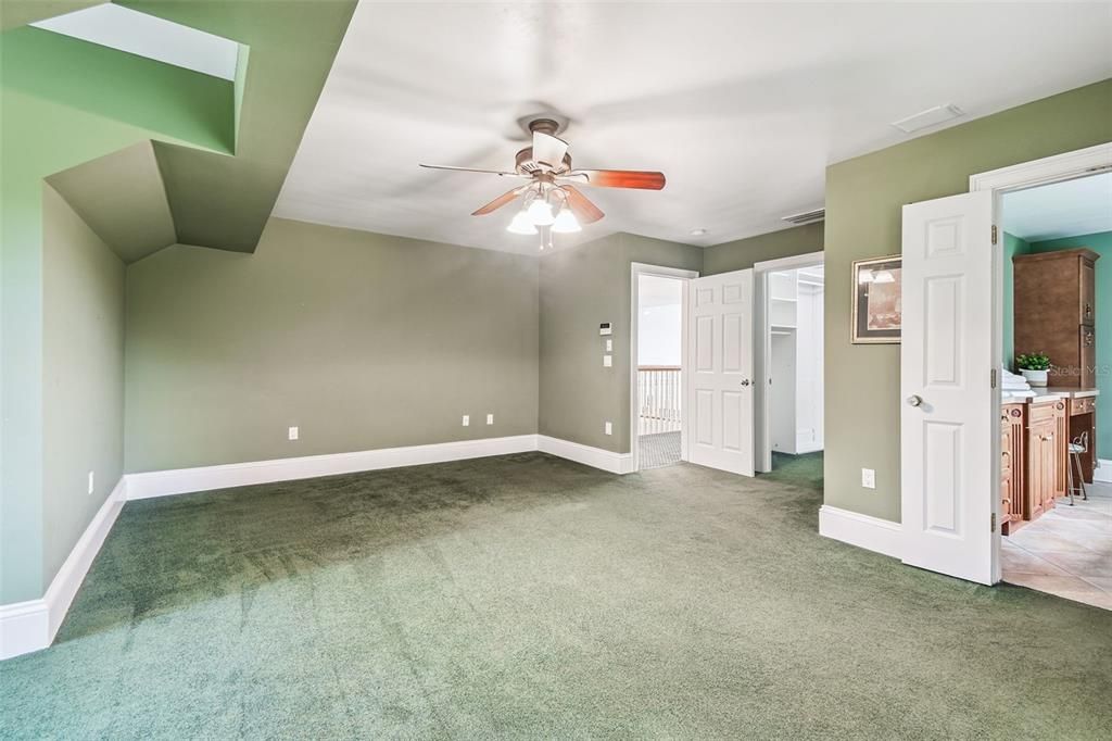 Empty room, Interior