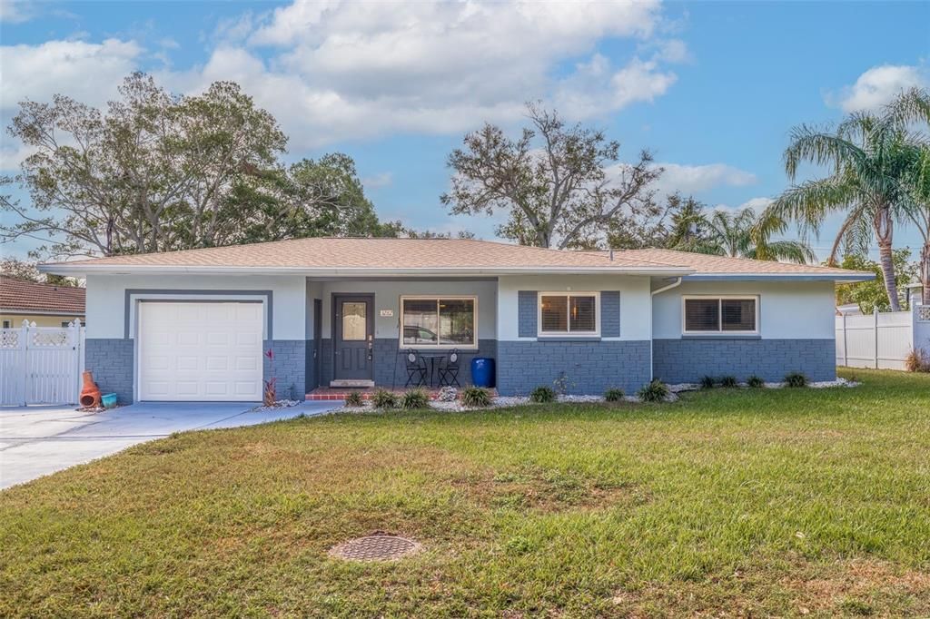 Attached, Exterior, Facade, Ranch
