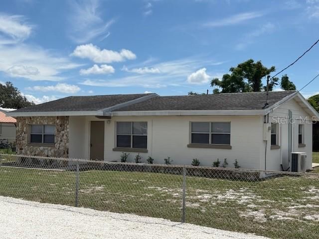 Exterior, Facade, Ranch