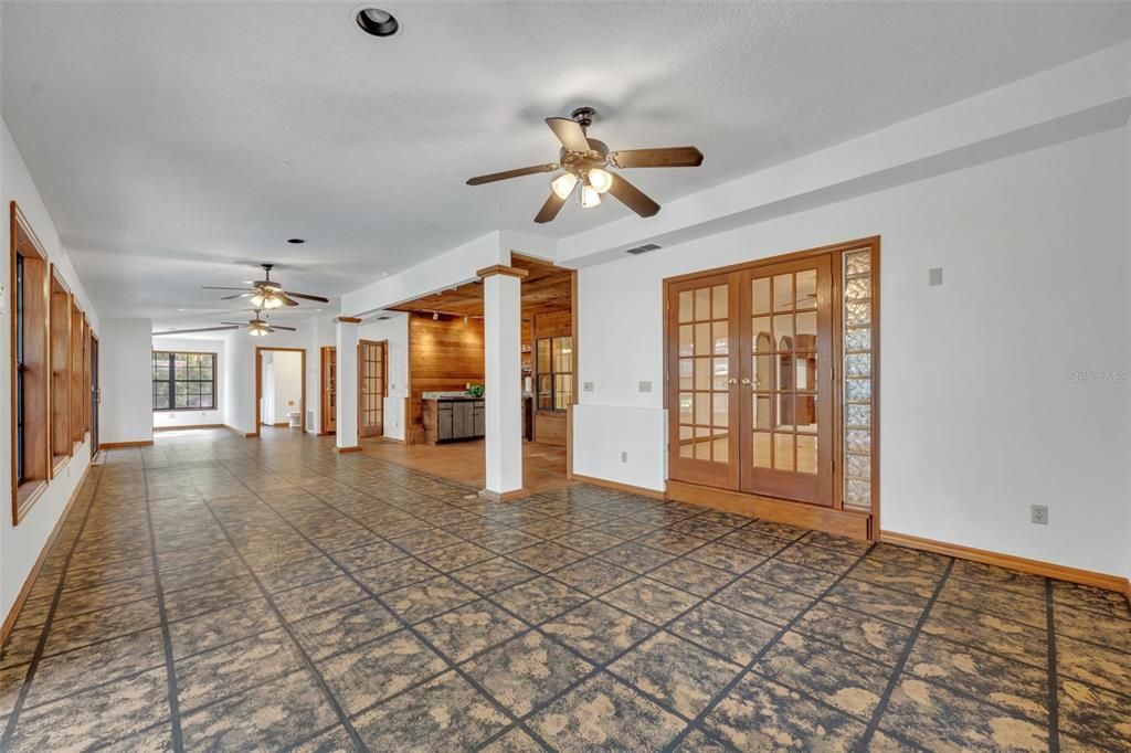 Empty room, Interior