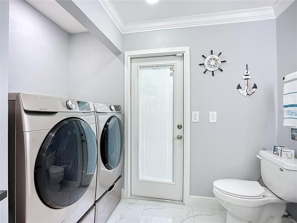 Bathroom, Interior, Marble, Recessed Lighting, Washer