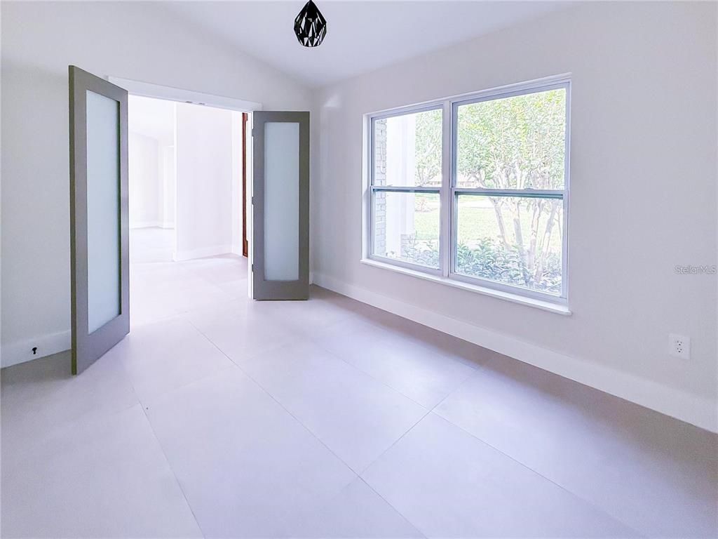 Empty room, Interior