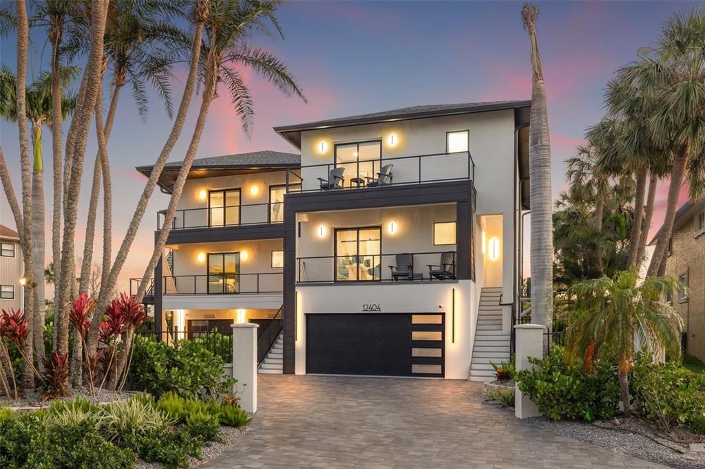 Attached, Exterior, Facade, Modern