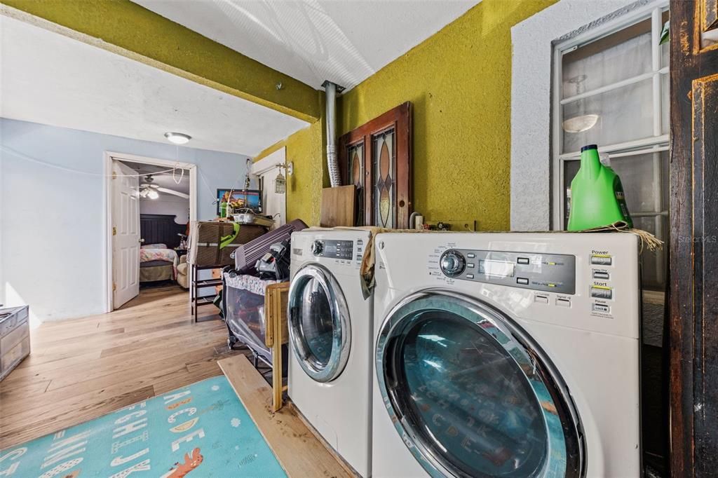 Interior, Washer, Wood Texture Flooring