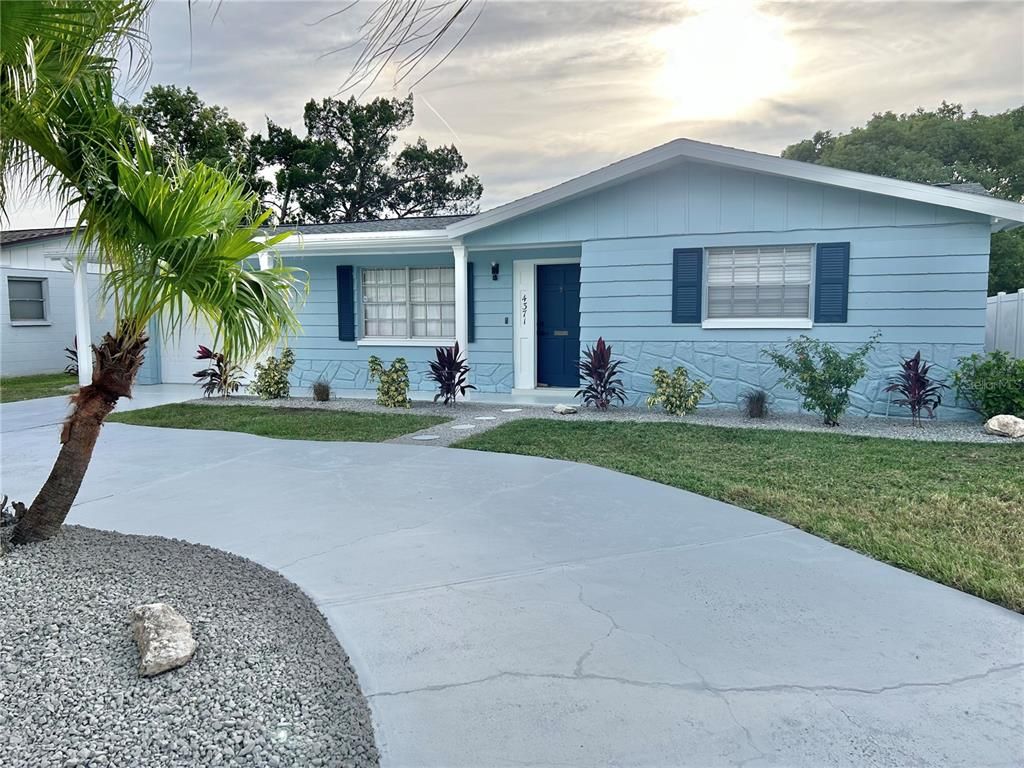 Backyard, Exterior, Facade, Ranch