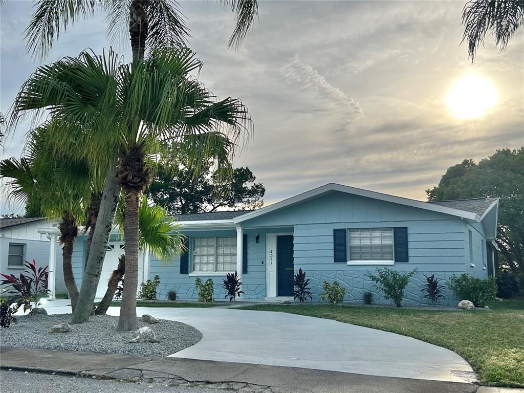 Backyard, Exterior, Facade, Ranch